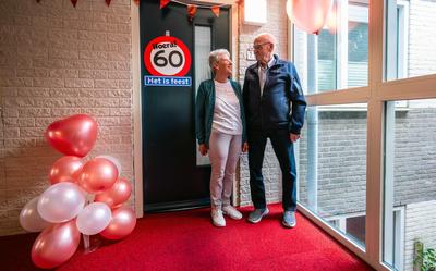Roelie Tiegelaar-Krul (79) en Roelof Tiegelaar (83) vieren hun huwelijksjubileum in kleine kring thuis.