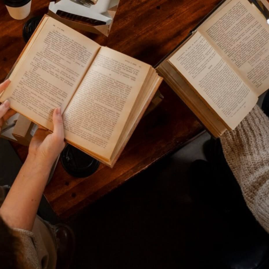 Met elkaar in stilte een boek naar keuze lezen, met daarna de gelegenheid voor een praatje.
