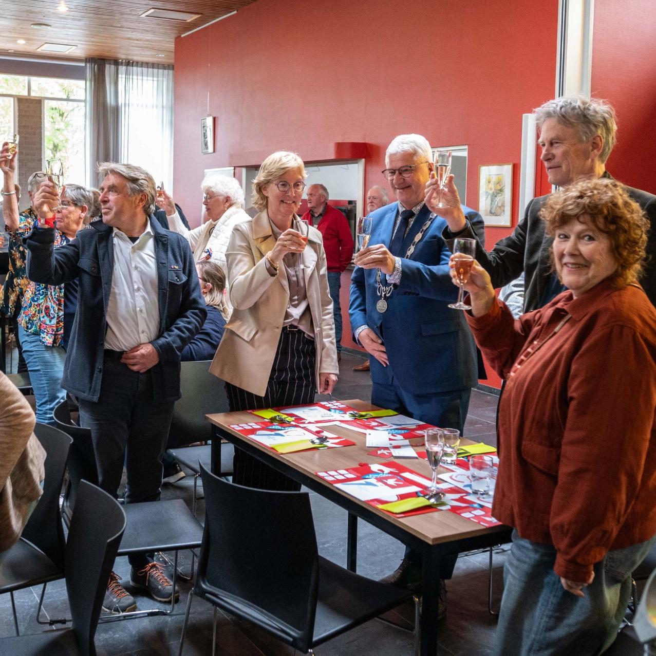 Proosten op de vrijheid, met rechts Pieter Jan Hagens en zijn partner Renske Kastelein. In het midden het burgemeestersechtpaar.