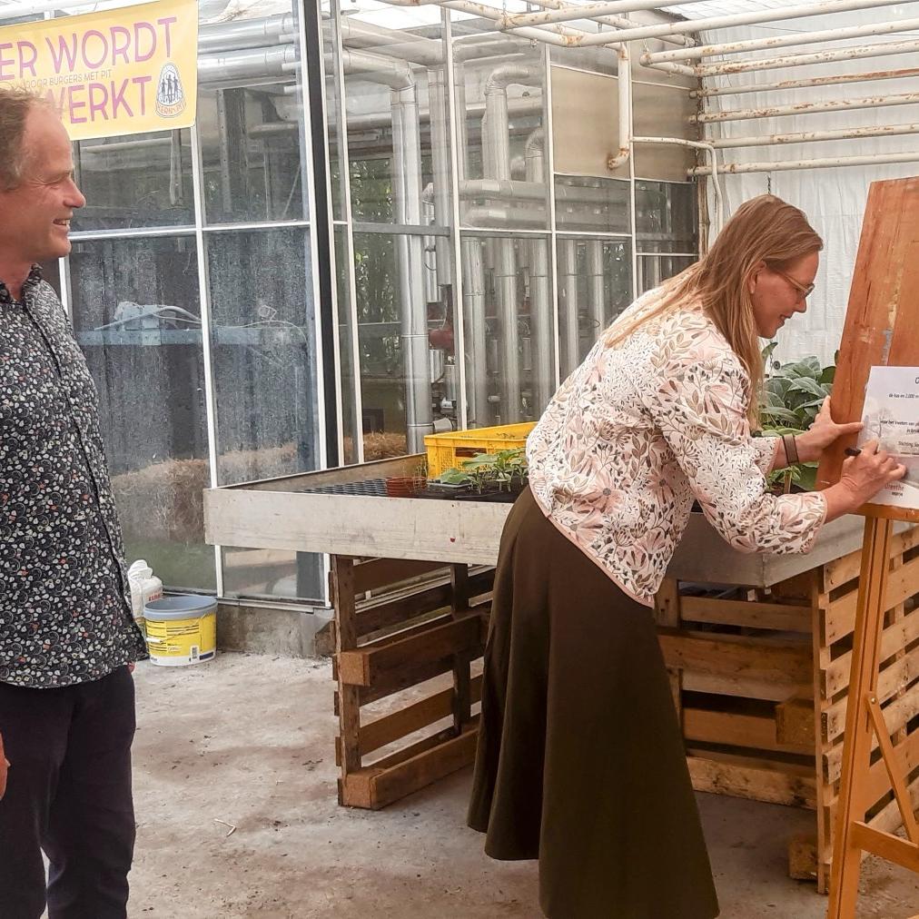 Maandag was de feestelijke ondertekening van het contract tussen GGZ/Espria en Stichting Sociale Voedseltuin Beilen. Dankzij GGZ/Espria kan deze Stichting een vliegende start maken.