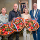 De heer Buiter wordt geflankeerd door de dames Van der Ploeg-Zandstra en Wagemaker-Van Mechelen. Zij kregen een lintje uit handen burgemeester Jan Zwiers.