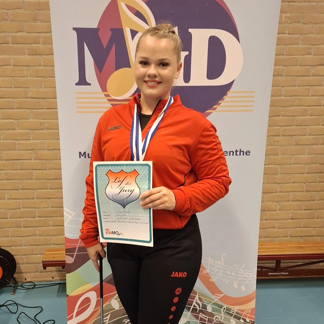 Vera Brinks toont trots haar oorkonde Lof der Jury, die ze in Coevorden won met een topscore van 90,2 punten.