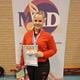 Vera Brinks toont trots haar oorkonde Lof der Jury, die ze in Coevorden won met een topscore van 90,2 punten.