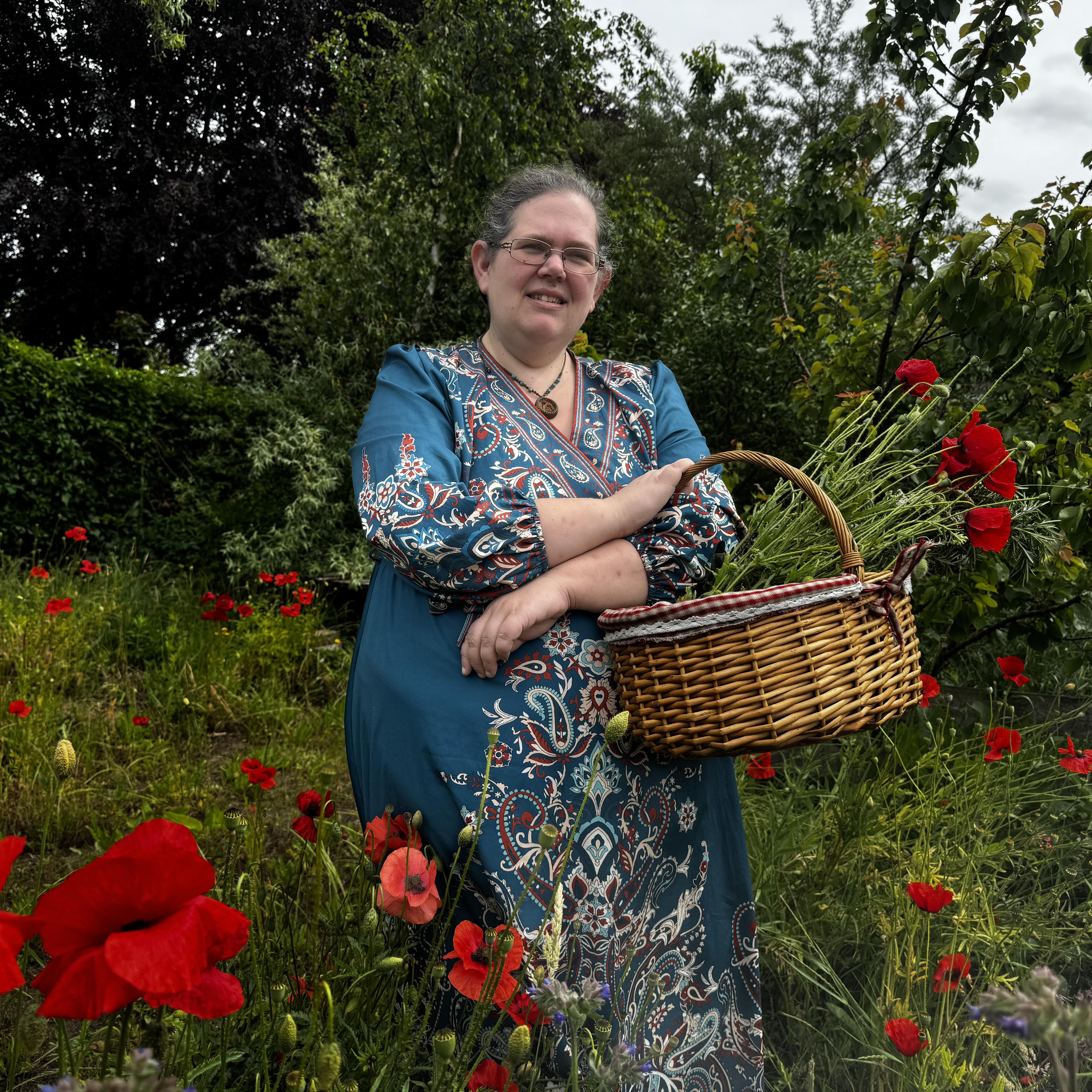 Eleonora van Nieuwenhoven van instituut Eleoflora in haar botanische kruidentuin te Bourtange.