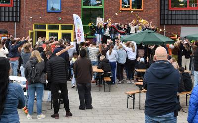 Feest op het schoolplein.