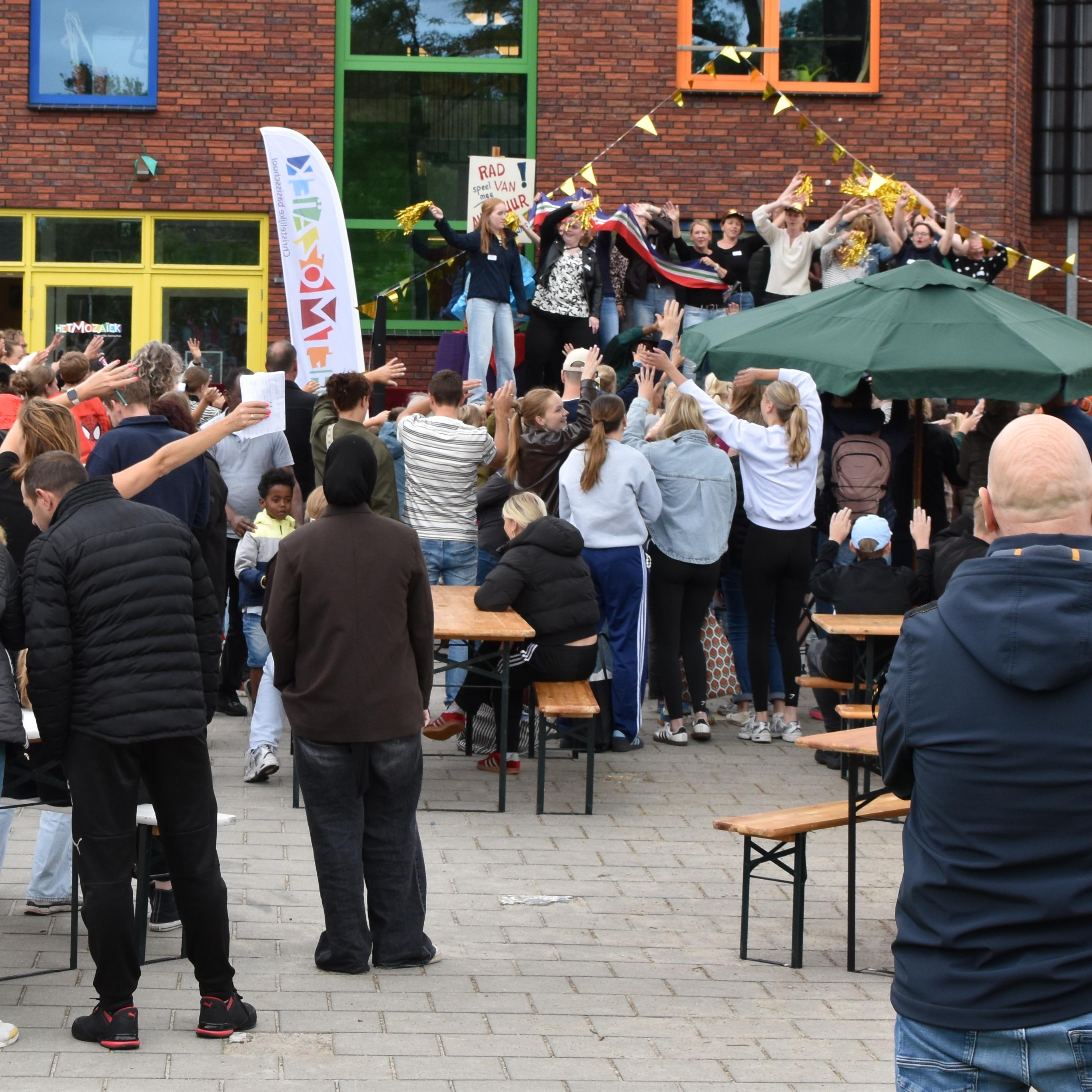 Feest op het schoolplein.