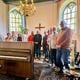 Cantus Iuventis gaf onvoorbereid -in vrijetijdskleding- een try-out in de historische kerk van Wedde. Dirigent Klaas Withaar zat in het complot, er moest wel een piano staan. En die stond er.
