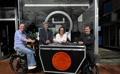 Van links naar rechts Heleen Winter, Kees van Kordelaar en Marieke van der Wal namens de kerken in Stadskanaal en Lennard Kalk van Bike Totaal bij de aflevering van de koffiefiets.