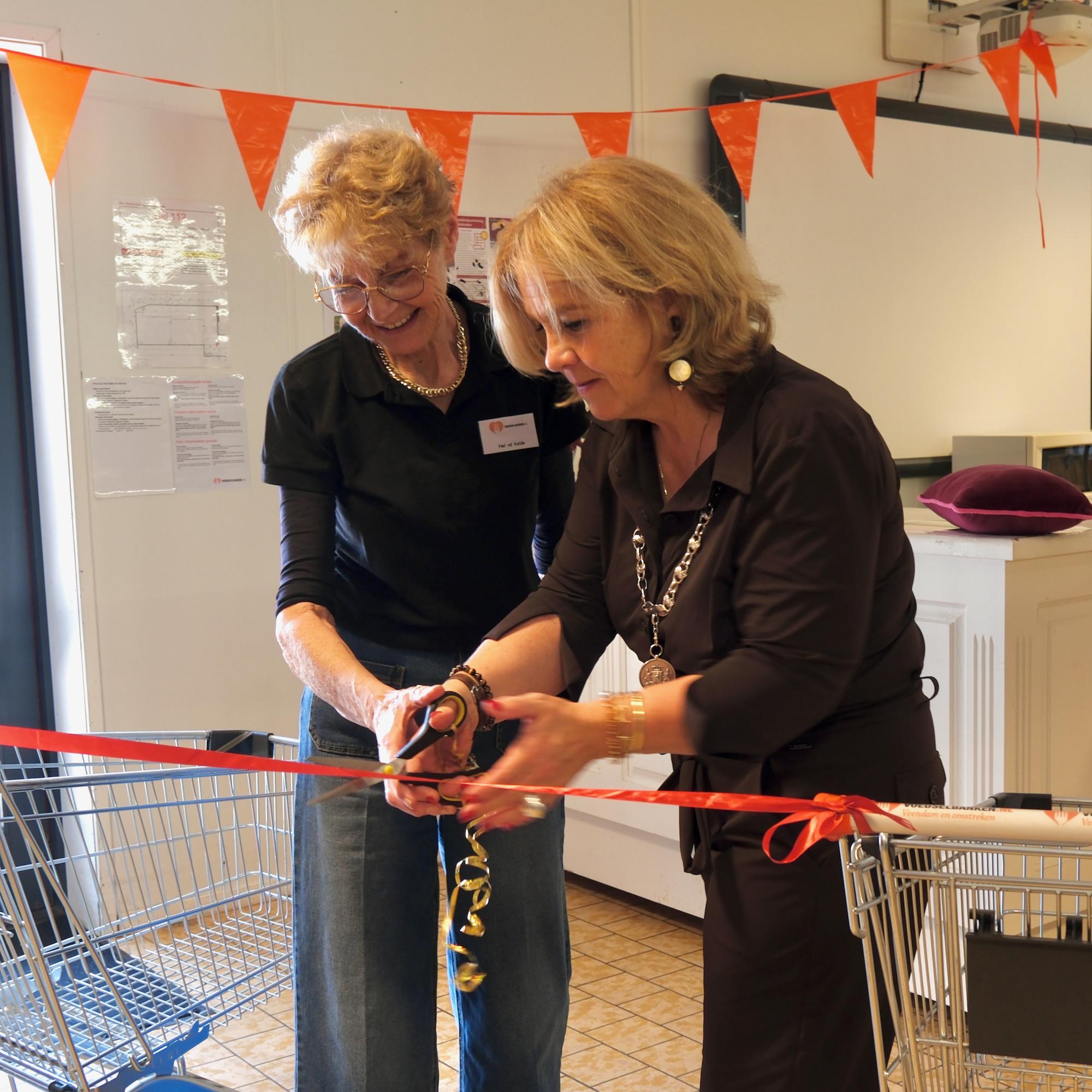 Bedrijfsleider Nel van der Velde en burgemeester Pleyte knipten samen het lint door.