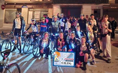 De deelnemers van Team Winkler Prins bij de start van Alpe d'HuZes.