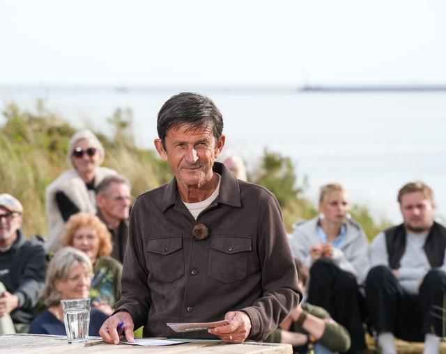 Cornald Maas in het natuurlijk decor van 'Opium op Oerol'.
