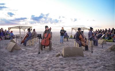 Cello Octet Amsterdam, ’s avonds laat op het Noordzeestrand.