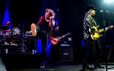 Syb van der Ploeg met The Scene, met rechts bassiste Emily Blom van Assendelft uit Pingjum.