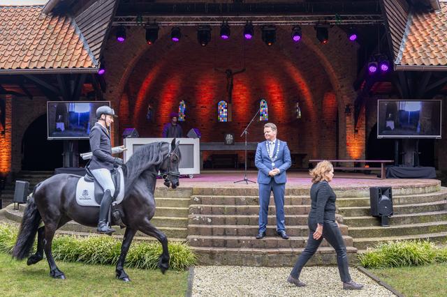 Burgemeester Johannes Kramer van Noardeast-Fryslân tijdens de presentatie.