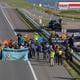 De snelweg richting Friesland op de Afsluitdijk werd 18 oktober 2025 geblokkeerd, maar het verkeer kon achter het tankstation langs.
