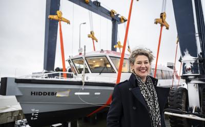 Directeur Jieskje Hollander bij de nieuwe snelboot van Wagenborg.