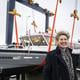 Directeur Jieskje Hollander bij de nieuwe snelboot van Wagenborg.
