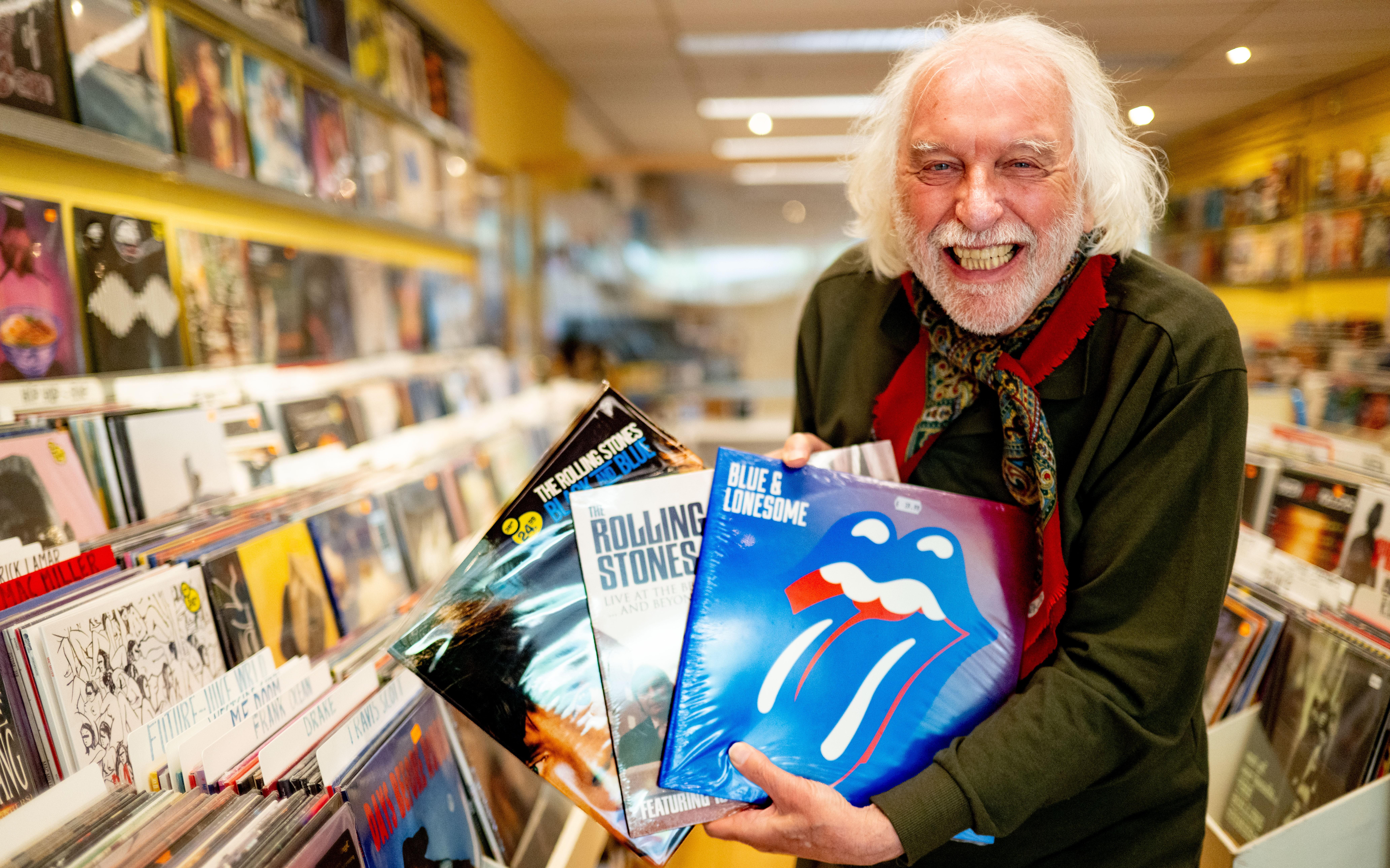 Platenbaas Wobbe van Seijen is enthousiast over de nieuwe muziek van de Rolling Stones: „Dit is dochs net te leauwen wat dy jonges op harren leeftiid noch prestearje."