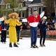 Prinses Ariane, koningin Máxima en koning Willem-Alexander schaatsen in Dokkum: het hoogtepunt van de dag.