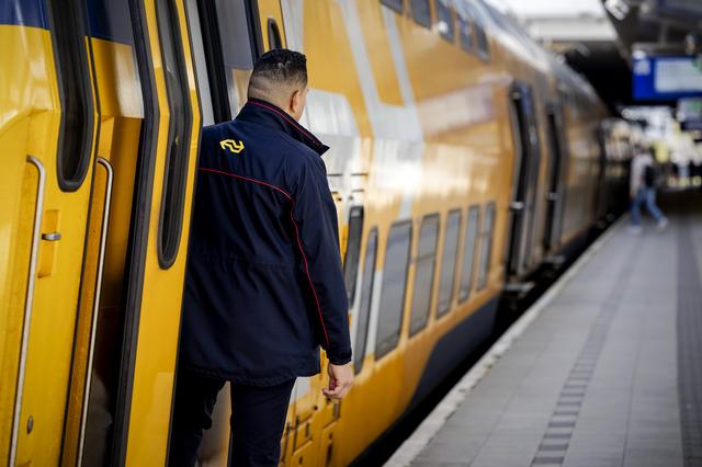 Lelylijn-potje geplunderd in Voorjaarsnota: miljarden voor Nedersaksenlijn, 375 miljoen euro naar verbreding sluis Kornwerderzand.