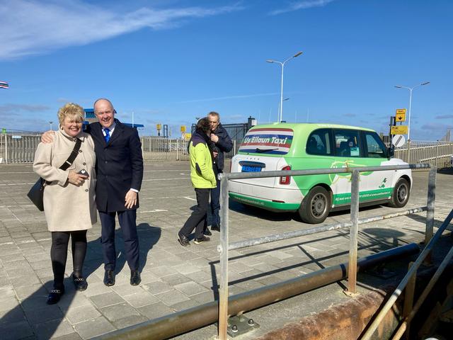 Ineke van Gent ontvangt commissaris van de Koning Arno Brok op Schiermonnikoog, op 15 maart 2023.