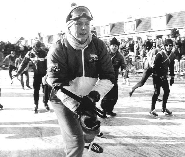 Willem-Alexander met een Marlboro-jack en een Playboy-broek.
