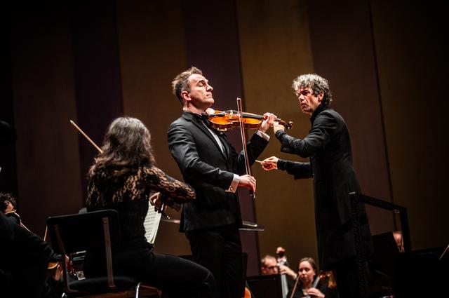 Violist Stefan Milenkovich en dirigent Eivind Gullberg Jensen.