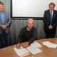 De intentieovereenkomst werd ondertekend door wethouder Piet IJnsen, dagelijks bestuurder Otto van der Galiën van Wetterskip Fryslân en Johan Kiewiet, directeur van de Amelander Energiecoöperatie AEC.