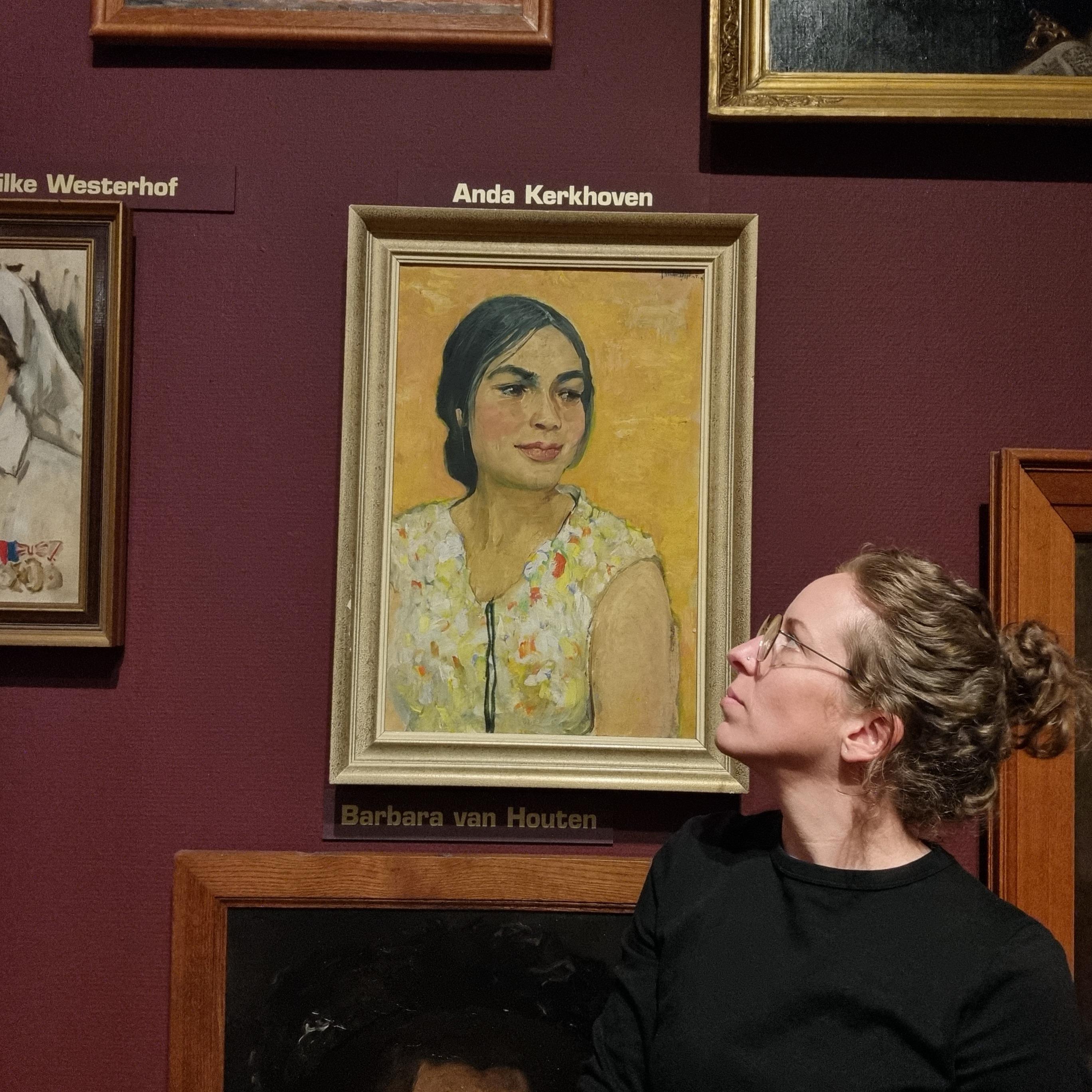 Marlot bij een schilderij van Anda Kerkhoven in het Groninger Museum. Anda Kerkhoven was verzetsstrijder in de oorlog. 'Ik vind dat schilderij zo prachtig en het verhaal van Anda is echt ontzettend ontroerend.'