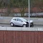 Een auto die strandde in de de Mariokartbocht in Groningen. Foto: Patrick Wind